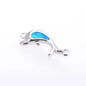 Détail macro du connecteur bijoux dauphin avec incrustation opale bleue en argent