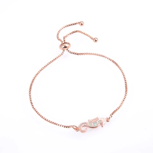 Detail eines Roségold-Armbands mit Opal-Seepferdchen-Anhänger und Schiebeverschluss