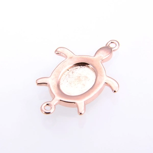 Détail macro du connecteur de bijoux en forme de tortue rose doré pour bracelets et boucles