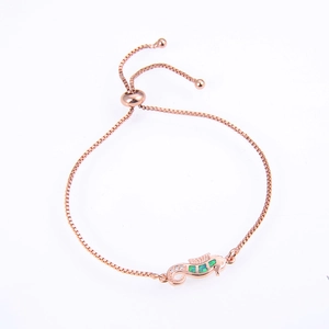 Detail eines Seepferdchen-Armbands in Roségold mit grünem Opal und Box-Kette
