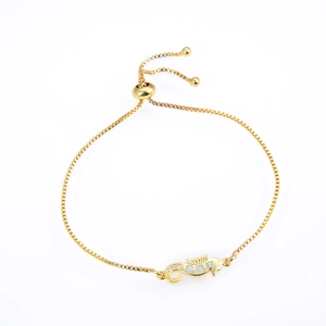Detail eines verstellbaren Gold-Seepferdchen-Armbands mit weißer Opal-Einlage