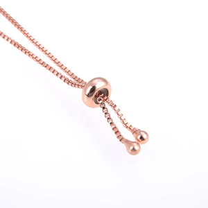 Detalle de cadena box en oro rosa con cierre deslizante ajustable y cuentas