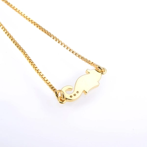 Detailansicht eines goldenen Seepferdchen-Anhängers an einer Box-Kette mit Politur