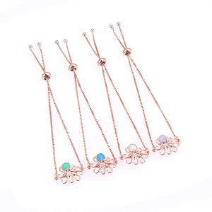 Detalle de cuatro pulseras de pulpo en oro rosa con ópalos de colores y cierres ajustables