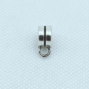 Gros plan d'espaceurs cylindriques creux en alliage argenté pour bijoux DIY