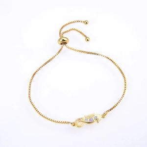 Detail eines verstellbaren Gold-Seepferdchen-Armbands mit Opal-Inlay und Zirkoniasteinen