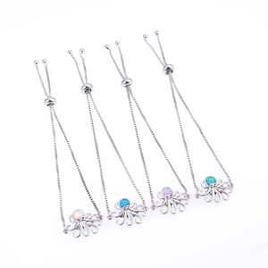 Detalle de pulseras de pulpo ajustables con piedras de ópalo y metal plateado brillante