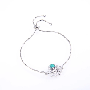 Detalle de la pulsera ajustable de pulpo plateado con incrustaciones de ópalo y cadena