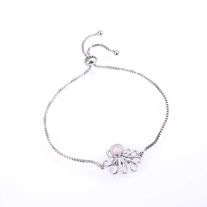Detalle de pulsera de pulpo plateada con piedra de ópalo y cadena ajustable fina