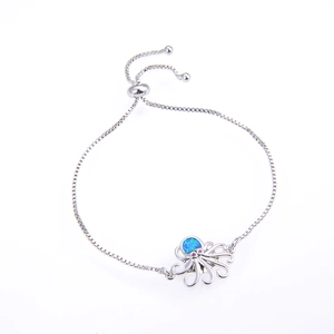 Detalle de pulsera de pulpo plateada con opalo azul y cierre deslizante ajustable
