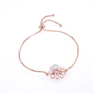 Detalle de la pulsera de pulpo en oro rosa con opalo blanco y cristales rosa suave