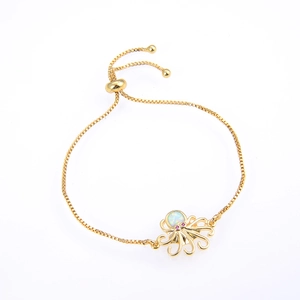 Detalle de pulsera de pulpo ajustable en oro con cabeza de ópalo y ojos de circón