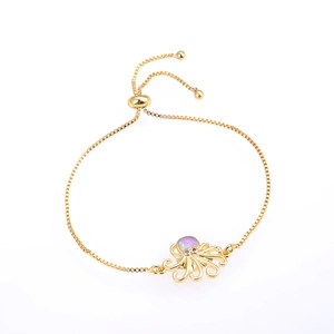 Detalle de pulsera de pulpo con opalo púrpura y cadena de caja dorada ajustable