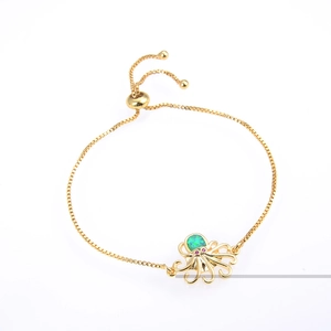 Detalle de la pulsera de pulpo con incrustación de ópalo verde y cadena dorada