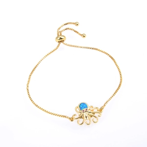 Detalle de la pulsera de pulpo con piedra de ópalo azul y cadena de caja dorada