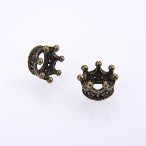 Detailweergave van vintage bronzen kroonbedels voor doe-het-zelf sieraden en accessoires