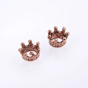 Gedetailleerde macro-opname van vintage bronzen kroonkralen voor DIY-sieraden maken