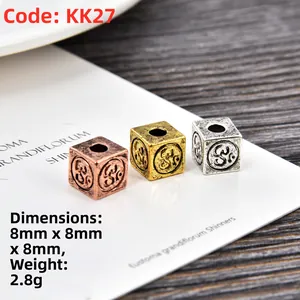 Macro-opname van 8mm metalen kubuskraal voor DIY-sieraden in goud, zilver en brons