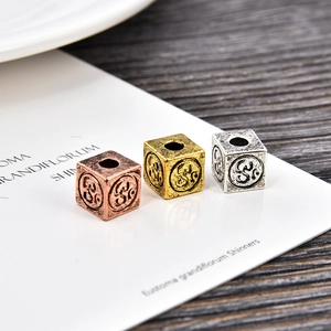 Drie kleuren vintage geometrische kubuskralen met Om-symbool voor DIY-sieraden maken