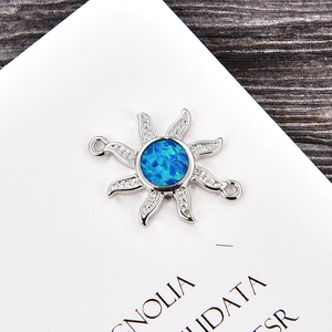 Detalle del conector de sol con opalo azul y circonita para creación de joyería DIY