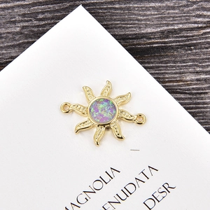 Vista macro de conector de sol dorado con piedra de opalo purpura para creacion de joyas