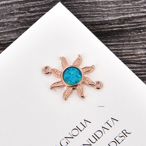 Detalle macro del conector solar en oro rosa con ópalo azul para joyería artesanal
