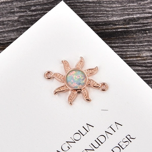 Detalle del conector de joyería de sol en oro rosa con opale blanco para pulseras DIY