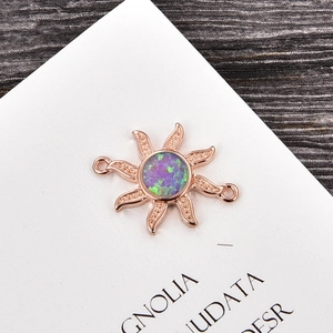 Detalle de conector de sol en oro rosa con ópalo para la creación de joyas artesanales