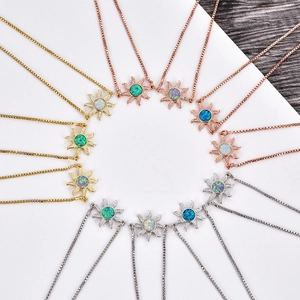 Vista detallada de collares de ópalo solar con piedras de colores y cadenas de caja finas