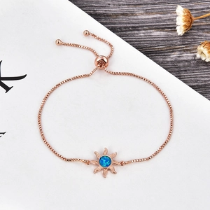 Detalle de colgante estrella de mar oro rosa con opalo azul y cadena de caja ajustable