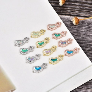 Détail de connecteurs en forme de cœur avec opale et zircons pour la création de bijoux