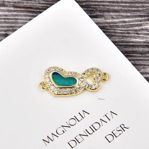 Détail du connecteur cœur en opale et zircon pour la création de bracelets et colliers