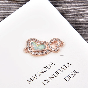 Gros plan d'un pendentif cœur en or rose avec opale et zircons blancs étincelants