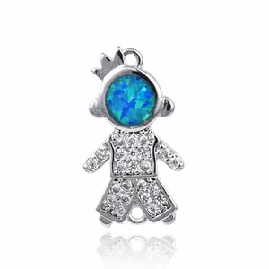 Colgante de robot plateado con cabeza de ópalo azul y circonitas blancas de 18mm x 10mm