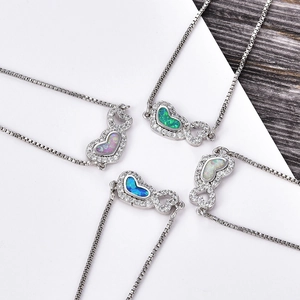 Vue macro de bracelets cœur en argent avec opales colorées et détails en pavé de zircon