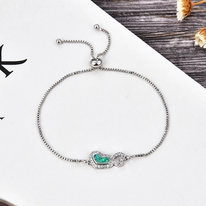 Détail du bracelet réglable en argent avec opale cœur verte et oxydes de zirconium