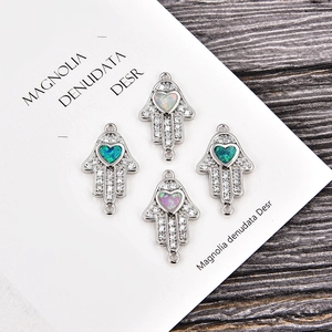 Makro-Detail von Hamsa-Hand-Opal-Verbindern für DIY-Schmuckherstellung in Silber