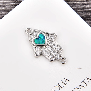 Detailsicht des Hamsa-Hand-Anhängers mit weißen Zirkonia und grünem Opal-Herz