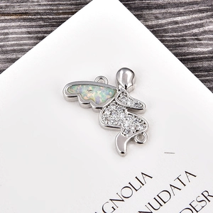 Detalle del colgante ángel con incrustación de ópalo iridiscente y circonitas de diseño