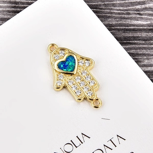 Hamsa-Verbinder aus Gold mit blauem Herz-Opal und funkelnden Zirkoniasteinen