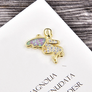 Macro de dije de ángel dorado con ópalo púrpura y circonita blanca para joyería DIY