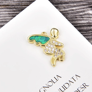 Detalle del colgante ángel con alas de opale verde y acentos de circonita blanca