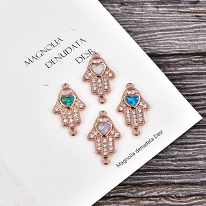 Roségoldene Hamsa-Hand Verbinder mit Zirkonia und buntem Herz-Opal für DIY-Schmuck