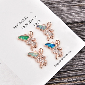 Colgantes de ángel hechos a mano con alas de opalo de colores y circón en cobre oro rosa