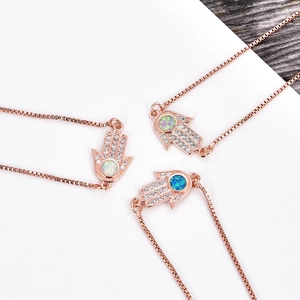 Detailansicht der Hamsa-Hand-Anhänger aus Roségold mit Zirkonia und bunten Opalsteinen