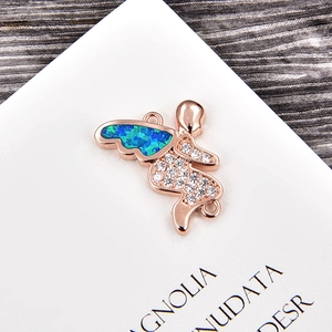 Vista macro de colgante de ángel en oro rosa con alas de ópalo y circón para joyería DIY