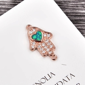 Detailansicht Hamsa-Hand Verbinder mit grünem Herz-Opal und Zirkonia in Roségold-Finish
