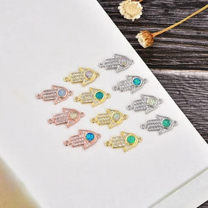 Detaillierte Hamsa-Hand-Anhänger mit Opal und Zirkonbesatz in verschiedenen Farben