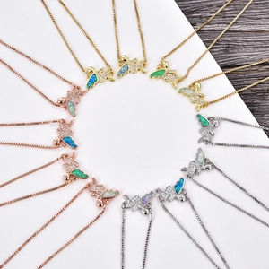 Detalle de collares de ángel con alas de ópalo en acabados oro, oro rosa y plata fina