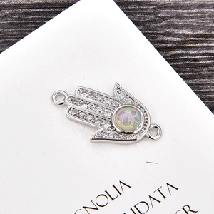 Detail von Hamsa-Hand-Verbinder in Silber mit Opal-Zentrum und Zirkonia-Steinen